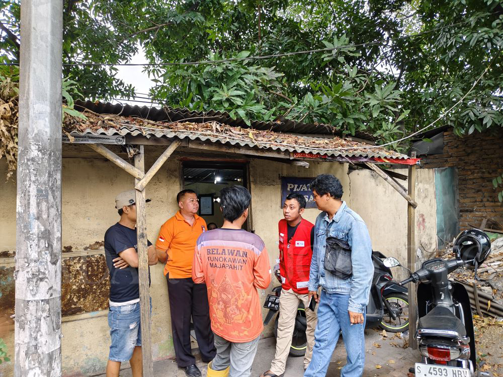 DIEVAKUASI: Petugas hendak mengevakuasi jasad BA, 68, yang ditemukan tewas di salah satu panti pijat di Desa Ngrowo, Kecamatan Bangsal, Senin (3/6) siang.