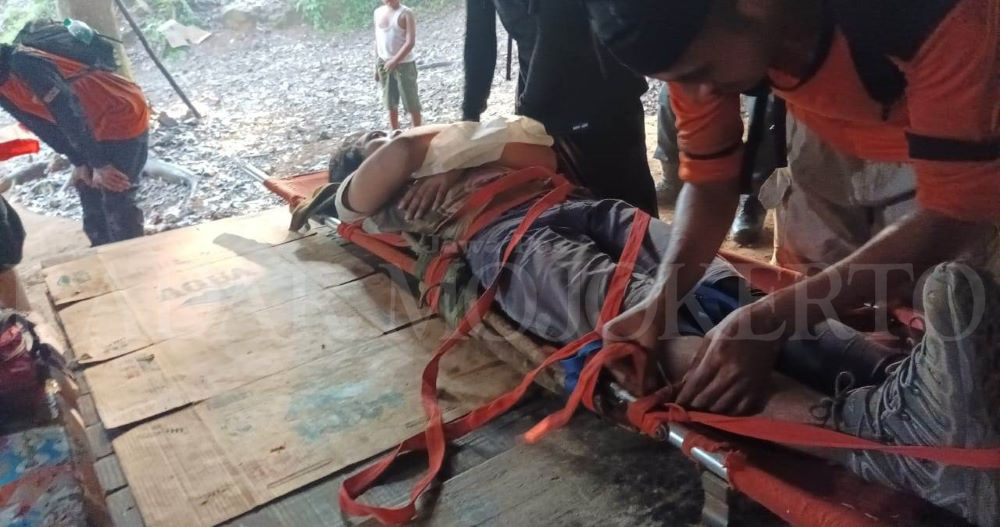 DIEVAKUASI: Seorang pendaki Gunung Penanggungan dievakuasi petugas dengan ditandu untuk mendapat pertolongan lebih lanjut, Minggu (2/6) pagi.
