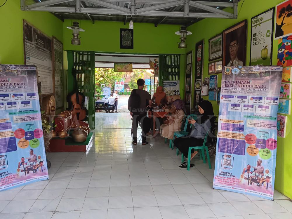 DEKATKAN LAYANAN: Masyarakat mengakses pelayanan posko PPDB di SMPN 3 Mojokerto saat pendaftaran jalur non-zonasi, Senin (3/6).