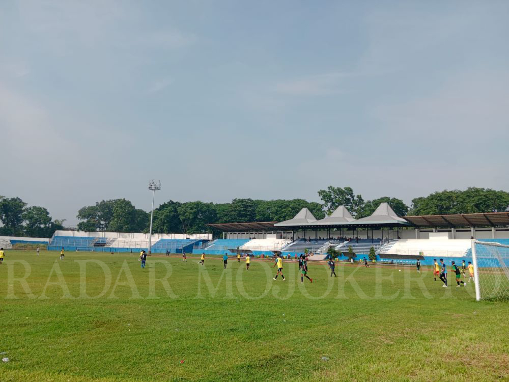 DIPANTAU: Atlet proyeksi porprov cabor sepak bola Kabupaten Mojokerto berlatih di Stadion Gajah Mada Mojosari.