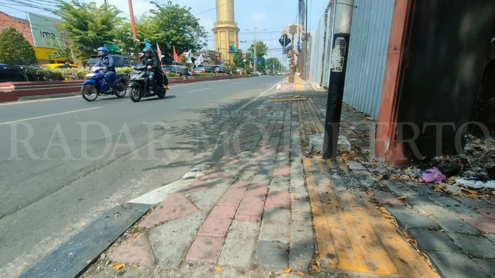 MENABRAK TIANG: Jalur difabel di proyek trotoar di Kota Mojokerto tidak ramah difabel. Pemasangan guiding block diduga tidak sesuai dengan pedoman perencanaan teknis fasilitas pejalan kaki, Senin (3/6