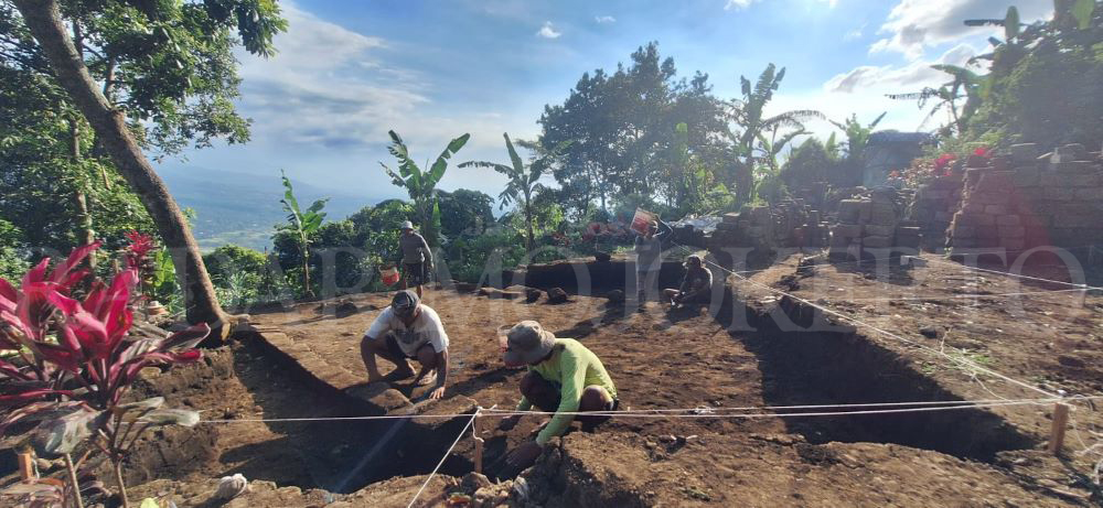 JEJAK SEJARAH: Tim ekskavasi Situs Selokelir saat menggali menggali halaman dua dan satu dalam ekskavasi tahap IV beberapa waktu lalu.