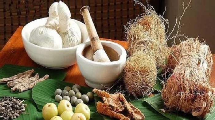 TRADISIONAL: Berbagai macam racikan obat tradisional yang dipercaya dapat menjaga kesehatan tubuh. (foto: Jawa Pos)