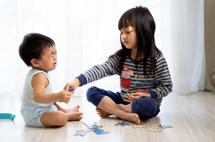MERENGEK: Tidak perlu heran ketika sang anak menangis karena mainannya diambil oleh orang lain karena hal tersebut merupakan salah satu hal normal dalam karakteristik sang anak. (foto: Alodokter)