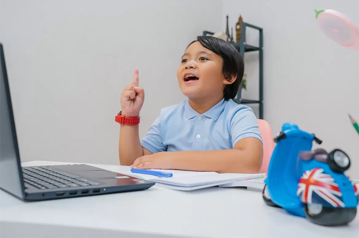 BERKATA: Pada usia dini anak kerap mengikuti suara maupun perkataan yang terdengar di lingkungan sekitarnya. (foto: Jawa Pos)