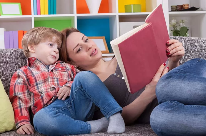 Mengelani karakter anak sejak dini. Coba lakukan dengan membacakan buku cerita. (Jawa Pos)