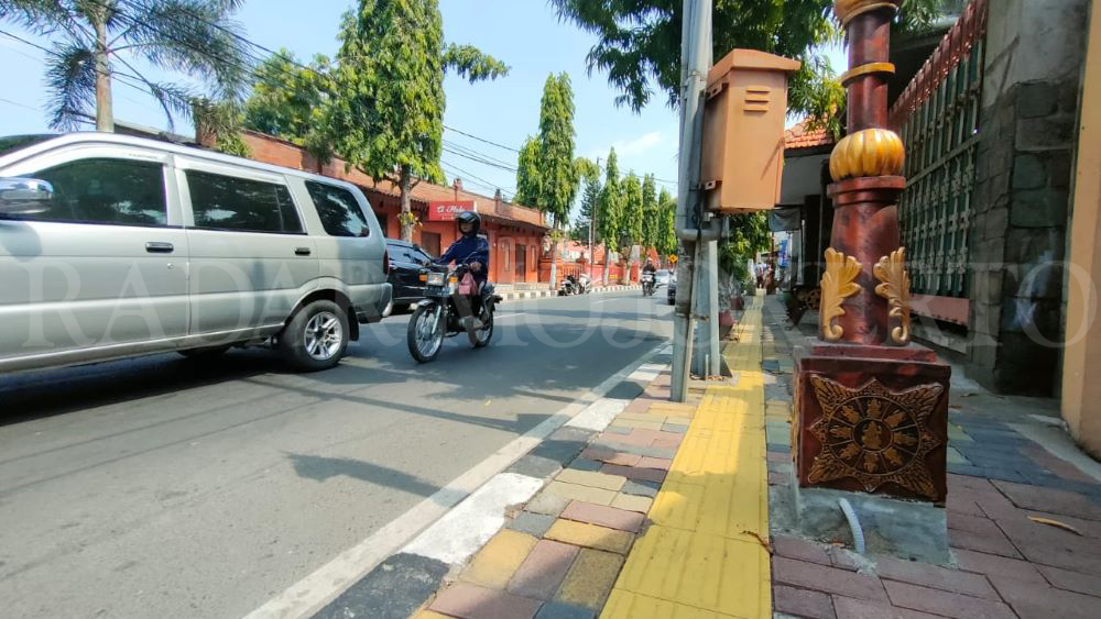 ANEH: Pemasangan guiding block di proyek trotoar Jalan Taman Siswa, Kota Mojokerto tidak sesuai dengan pedoman perencanaan teknis fasilitas pejalan kaki, kemarin (4/6).