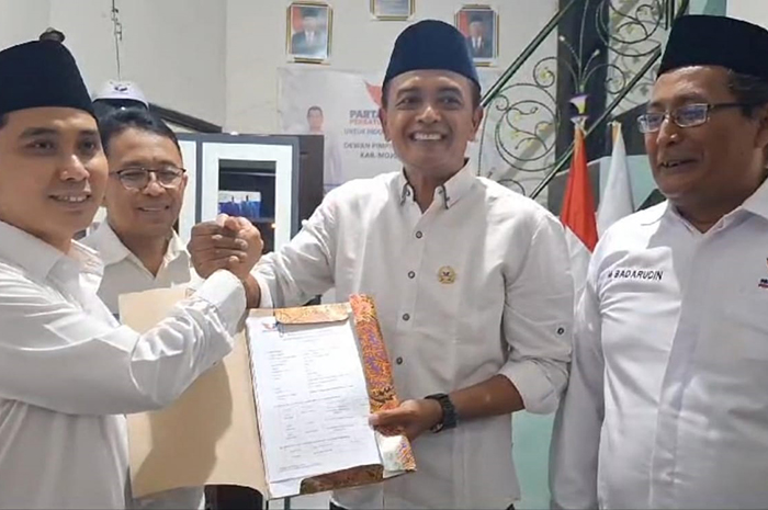 BERBURU REKOM: Muhammad Albarraa turut berebut rekomendasi dengan mendaftar ke kantor partai Perindo, di Desa Jabon, Kecamatan Mojoanyar, Selasa (4/6).