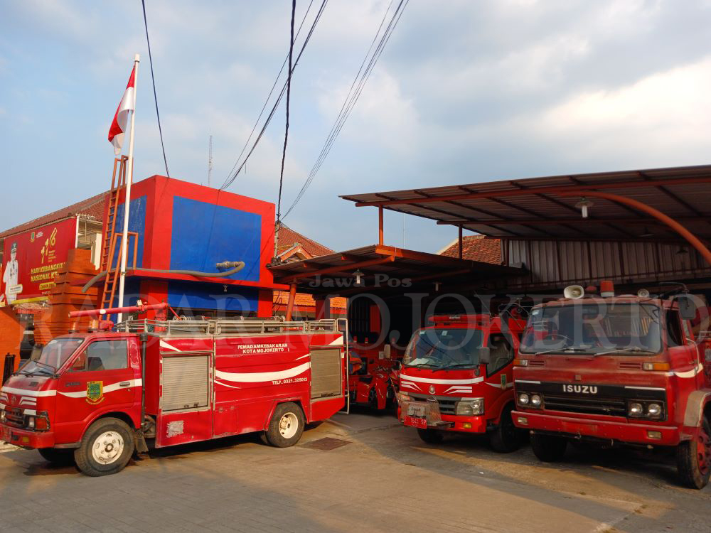 TAK OPTIMAL: Armada pemadam kebakaran milik UPTD Damkar Kota Mojokerto terparkir di markas, Jalan Bhayangkara, kemarin.