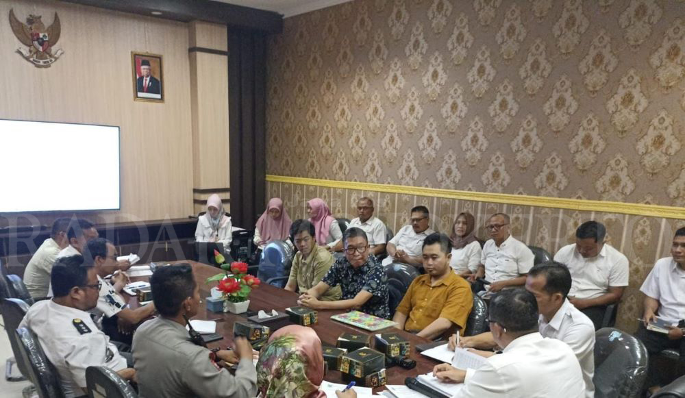TERTUTUP: Tim teknis dan Polres Mojokerto Kota saat melakukan klarifikasi izin dari toko minol di ruang rapat DPMPTSP Kota Mojokerto, kemarin (5/6).