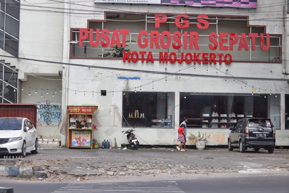 TAMPAK DEPAN: Gedung PGS Kota Mojokerto di Jalan Mojopahit, Kelurahan Kranggan. Meski berada di kawasan strategis, namun jarang dikunjungi pelanggan.