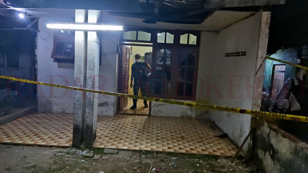 TRAGIS: Relawan melokalisir rumah korban bunuh diri di Lingkungan Sinoman, Kelurahan Miji, Kecamatan Kranggan, Kota Mojokerto, Kamis (6/6) petang.