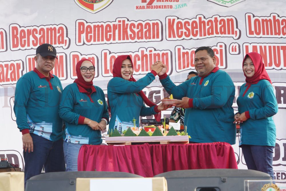 RASA SYUKUR: Bupati Ikfina Fahmawati memberikan potongan tumpeng kepada Direktur RSUD RA Basoeni dr Rasyid Salim atas perayaan hari jadi rumah sakit pelat merah tersebut.