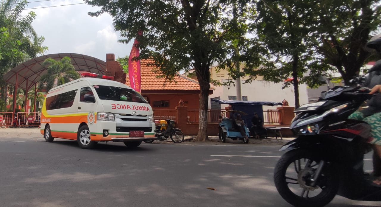 DIRUJUK: Satu unit ambulans disiapkan RSUD Kota Mojokerto untuk membawa anggota Polres Mojokerto Kota korban pembakaran istrinya yang juga anggota polisi, Minggu (9/6/2024).