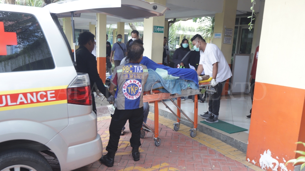 DISEMAYAMKAN: Jenazah korban Briptu Rian Dwi Wicaksono, 27, saat dimasukkan ke dalam ambulans di RSUD dr Wahidin Sudiro Husodo, Minggu (9/6) siang.