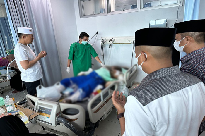 Kapolres Jombang, Kapolres Mojokerto Kota dan Kapolres Mojokerto saat berdoa di ruang ICU RSU dr Wahidin Sudiro Husodo, Kota Mojokerto, Minggu (9/6).