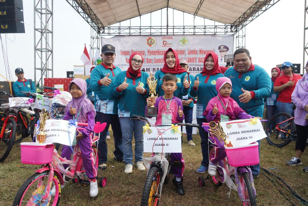 SEMARAK: Bupati Ikfina Fahmawati meninjau dan memberikan hadiah kepada juara lomba mewarnai di perayaan HUT  ke-19 RSUD RA Basoeni.