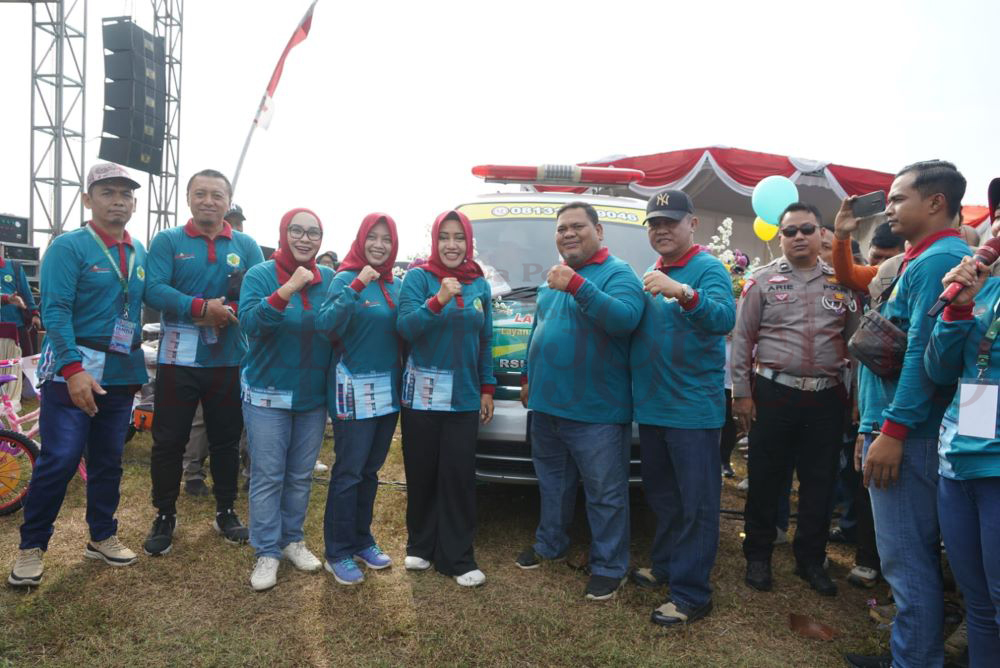 INOVASI: Mobil layanan inovasi Lanjut Bazz diluncurkan oleh Bupati Ikfina Fahmawati bersama Direktur RSUD RA Basoeni dr Rasyid Salim, Sabtu (8/6).