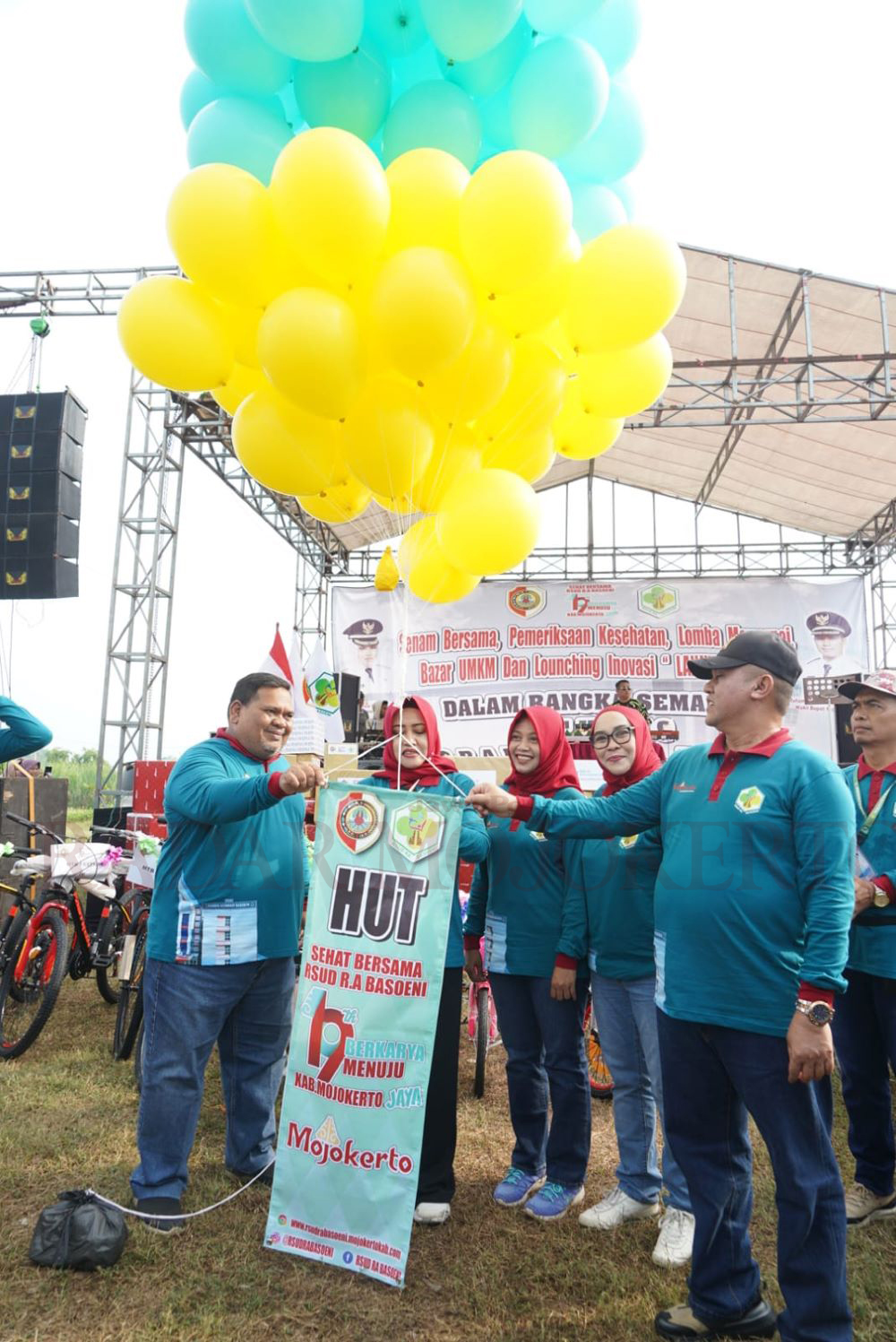 PANJANG UMUR: Pelepasan balon menjadi simbolis perayaan puncak HUT RSUD RA Basoeni.