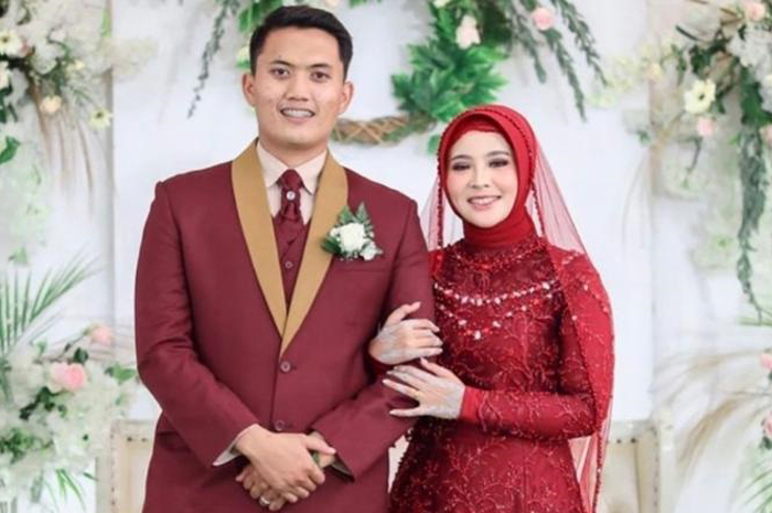 Briptu Rian dan Briptu Dila saat melangsungkan pernikahanpada 4 April 2021. (ig @lavacake_entertainment)