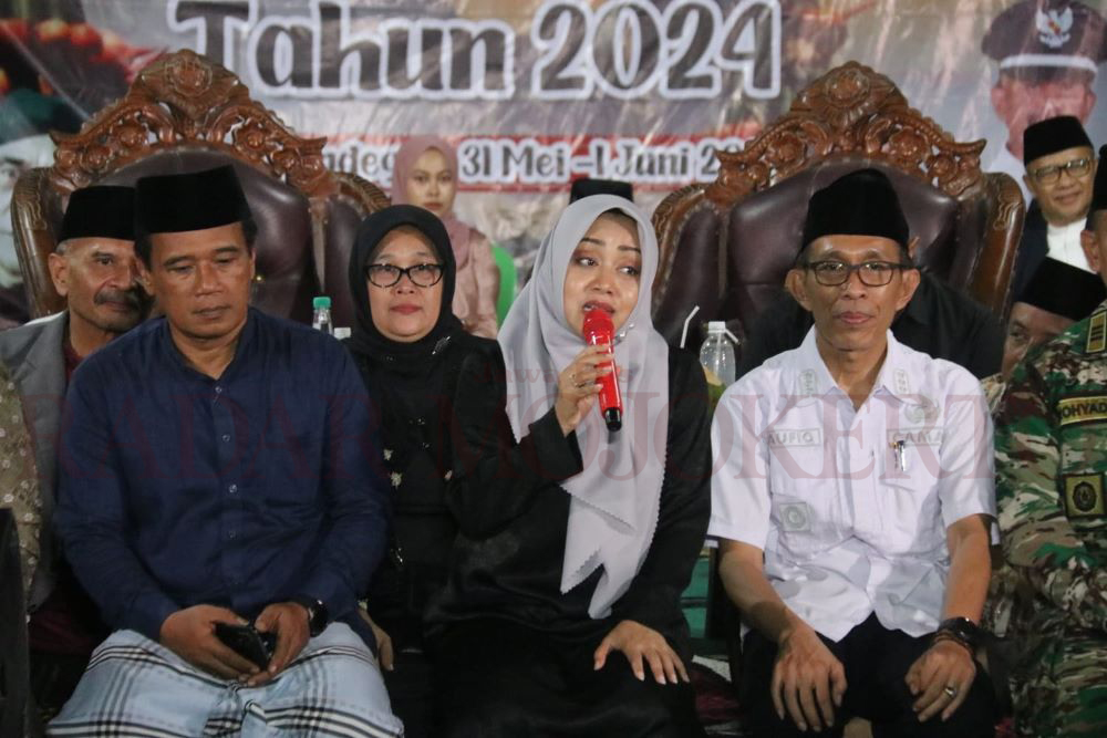 BERSYUKUR: Bupati Mojokerto Ikfina Fahmawati didampingi forkompica dan Kepala Desa Randegan Gatot Dwitanto hadir dalam acara sedekah bumi di kantor Desa Randegan.
