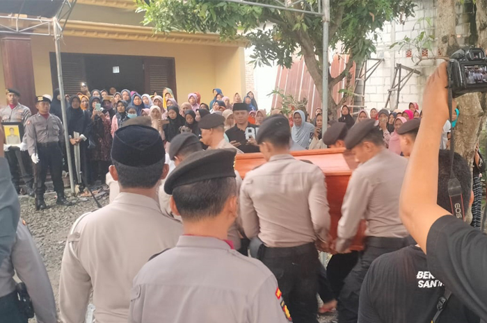 Jenazah Briptu Rian Dwi Wicaksono saat tiba di rumahnya, di Plandaan, Jombang, Minggu (9/6).