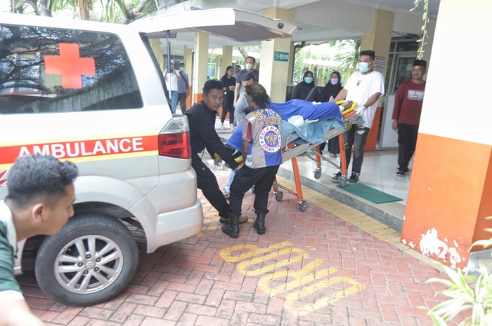MENINGGAL DUNIA: Jenazah korban Briptu Rian Dwi Wicaksono, 27, saat dimasukkan ke dalam ambulans di RSUD dr Wahidin Sudiro Husodo, Minggu (9/6) siang. (Sofan Kurniawan)