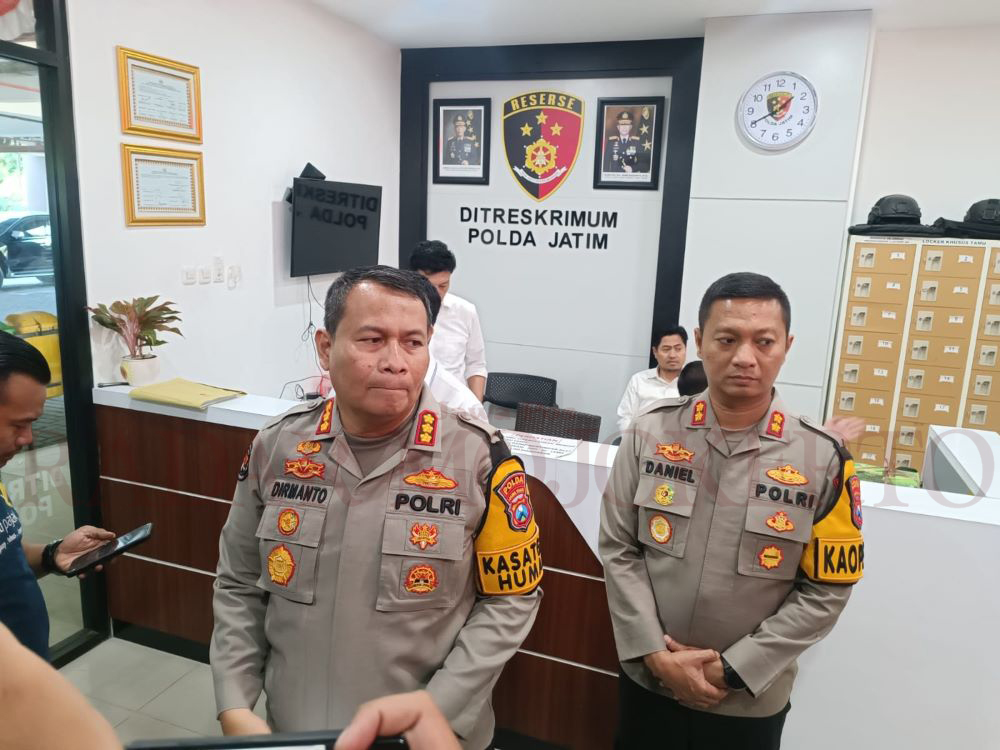 POLWAN BAKAR SUAMI: Kabidhumas Polda Jatim, Kombes Pol Dirmanto bersama Kapolres Mojokerto Kota, AKBP Daniel S. Marunduri menjelaskan hasil gelar perkara Polwan bakar suaminya sendiri, Senin (10/6).
