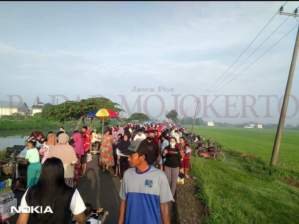 JADI DESTINASI: Kegiatan pasar kaget atau yang dikenal dengan CFD Kali Sadar di sepanjang jalan Desa Watukenongo, Kecamatan Pungging, setiap hari Minggu.