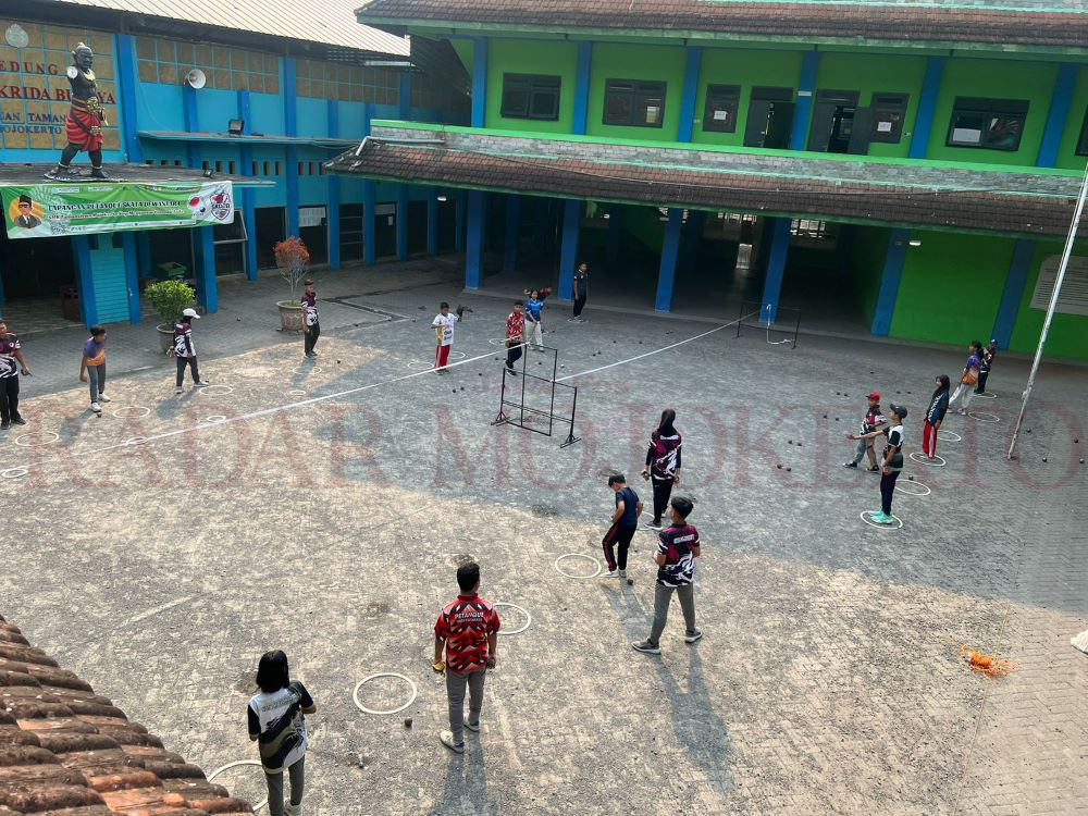 SERIUS: Atlet petanque Kota Mojokerto menjalani latihan rutin di SMK Tamansiswa, Kota Mojokerto, kemarin.