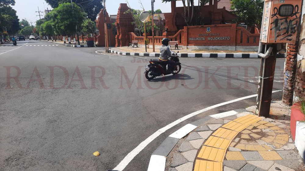 TAK SESUAI: Jalur pemandu penyandang disabilitas di Jalan Hayam Wuruk Kota Mojokerto yang berujung pada tiang listrik tanpa dilengkapi dengan tanda henti.