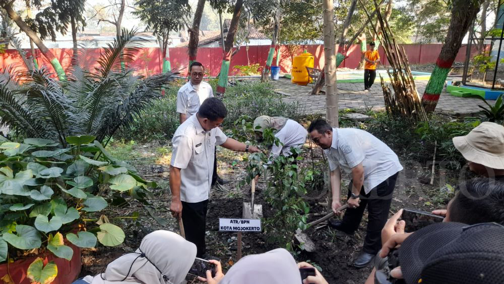 UNTUK LINGKUNGAN: Kepala DLH Kota Mojokerto Amin Wachid bersama BPN Kota Mojokerto saat melakukan penanaman pohon di dalam area TPA Randegan.