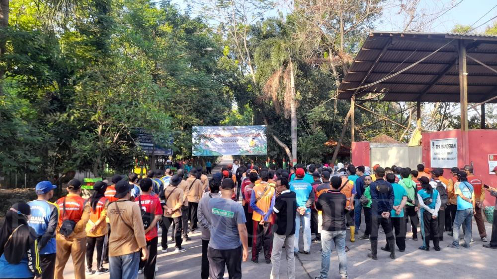 LINTAS INSTANSI: Apel pagi bersama dalam rangka memperingati Hari Lingkungan Hidup Sedunia 2024 di TPA Randegan, Kota Mojokerto.