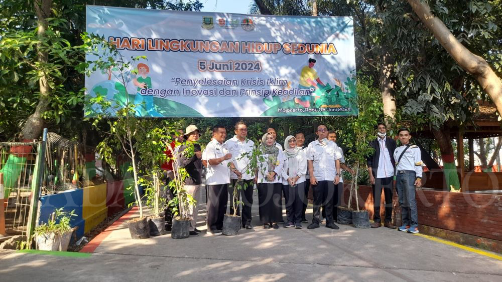 SINERGIS: Kepala DLH Kota Mojokerto Amin Wachid saat menerima bantuan bibit pohon dari BPN Kota Mojokerto.