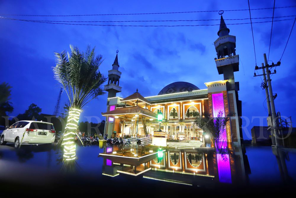 REHAB TEMPAT IBADAH: Masjid Agung Darussalam di Kecamatan Sooko, Kabupaten Mojokerto menjadi salah satu penerima hibah infrastruktur keagamaan dari Pemkab Mojokerto tahun lalu.
