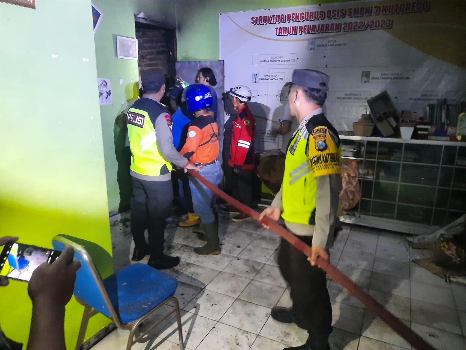 BERJIBAKU: Petugas damkar bersama warga dan relawan berjibaku memadamkan api yang membakar ruang SMPN 3 Kutorejo, Selasa (11/6).