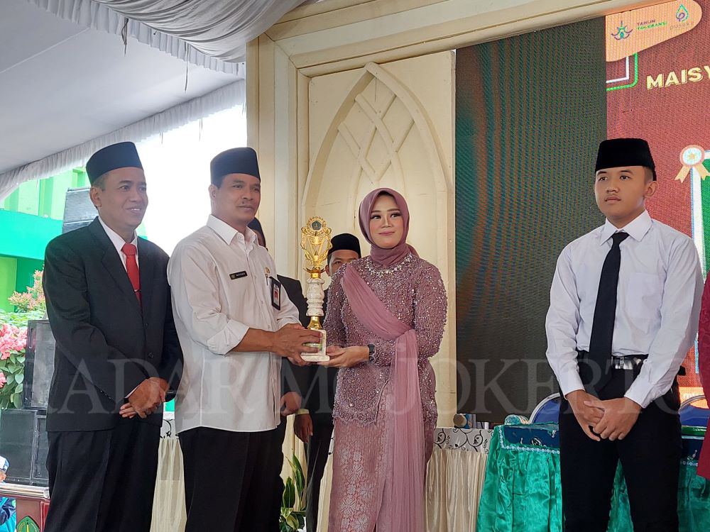 BERTABUR PRESTASI: Kepala Kankemenag Kabupaten Mojokerto Muttakin didampingi Kepala MTsN 1 Mojokerto Nur Kholis menyerahkan penghargaan siswa kelas IX berprestasi.