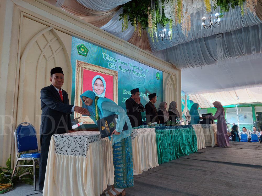 LULUS: Siswa kelas IX angkatan ke-43 MTsN 1 Mojokerto menjalani prosesi purnawiyata.