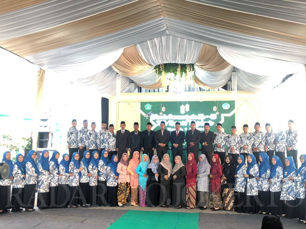 KOLABORATIF: Seluruh tenaga pendidik dan kepala MTsN 1 Mojokerto foto bersama.