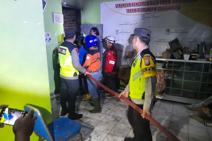 BERJIBAKU: Petugas damkar bersama warga dan relawan berjibaku memadamkan api yang membakar ruang SMPN 3 Kutorejo, Selasa (11/6).
