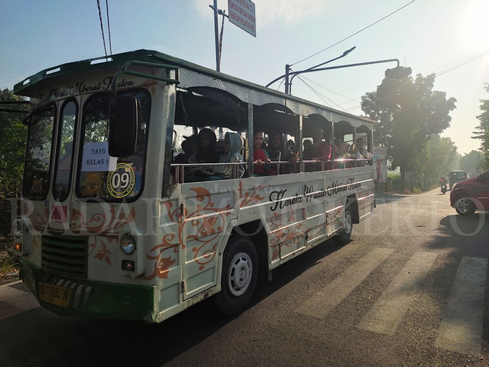 MODIFIKASI: Kereta kelinci melenggang bebas saat melintas di Jalan Raya Blooto, Kecamatan Prajuritkulon, Kota Mojokerto, Selasa (11/6).