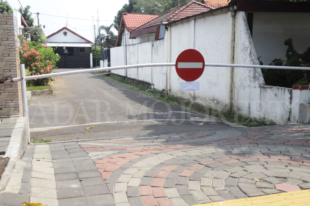 KEPENTINGAN KEAMANAN: Salah satu pintu masuk Aspol di Jalan Pahlawan Kota Mojokerto tampak diportal.