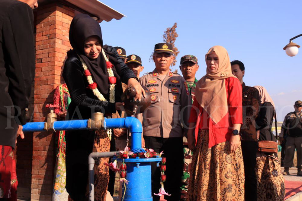 PRIORITAS PEMBANGUNAN: Bupati Mojokerto Ikfina Fahmawati ketika peresmian Ruang Terbuka Hijau (RTH) Mojo Kendi Patirtan (MKP) di Desa Jabon, Kecamatan Mojoanyar, Kabupaten Mojokerto.