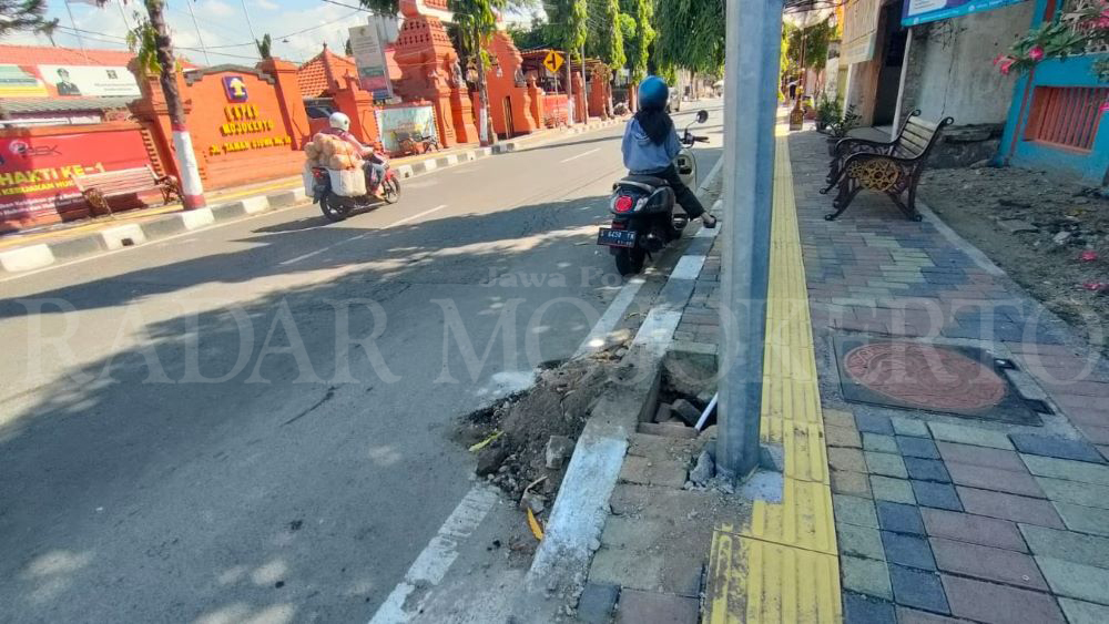 TABRAK TIANG: Jalur difabel pada proyek rehabilitasi trotoar Jalan Taman Siswa Kota Mojokerto senilai Rp 1,7 miliar tabrak tiang lampu.