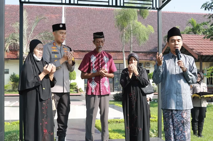 Keluarga Briptu Rian Dwi Wicaksono saat hadir di Mapolres Jombang dan mendengar testimoni teman kerja anaknya. (radarjombang)