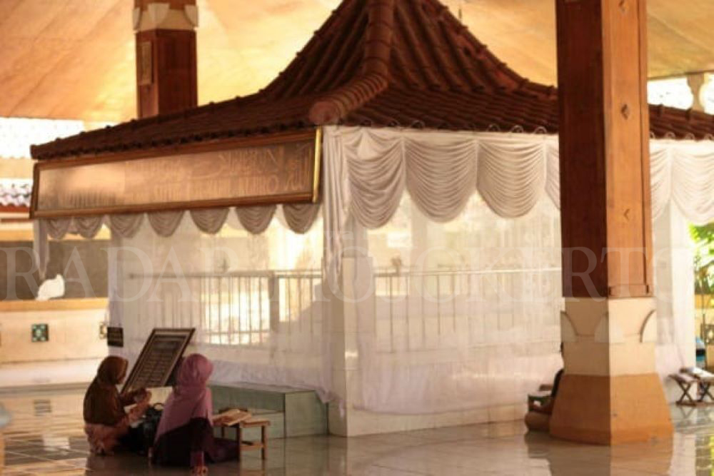 IKON WISATA: Peziarah berdoa di makam Syekh Jumadil Kubro yang berada di kompleks Makam Troloyo, Desa Sentonorejo, Kecamatan Trowulan, Kabupaten Mojokerto.