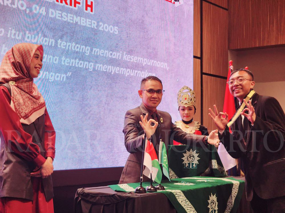 BANGGA: Kepala SMK Mutia Ngoro Mojokerto Ednan Rudianto melakukan prosesi wisuda kepada salah satu siswa, Rabu (12/6).