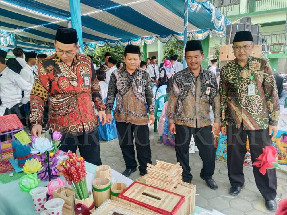 MEMBANGGAKAN: Acara haflah akhirusanah kelas IX MTsN 4 Mojokerto diwarnai pameran kerajinan karya siswa yang menyita perhatian Kankemenag Kabupaten Mojokerto, Kamis (13/6).