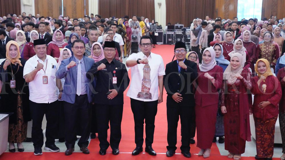 PENUH PRESTASI: Pj Wali Kota Moh. Ali Kuncoro turut hadir menyaksikan prosesi pelepasan siswa kelas IX SMPN 2 Mojokerto di Astoria Convention Hall, Rabu (12/6).