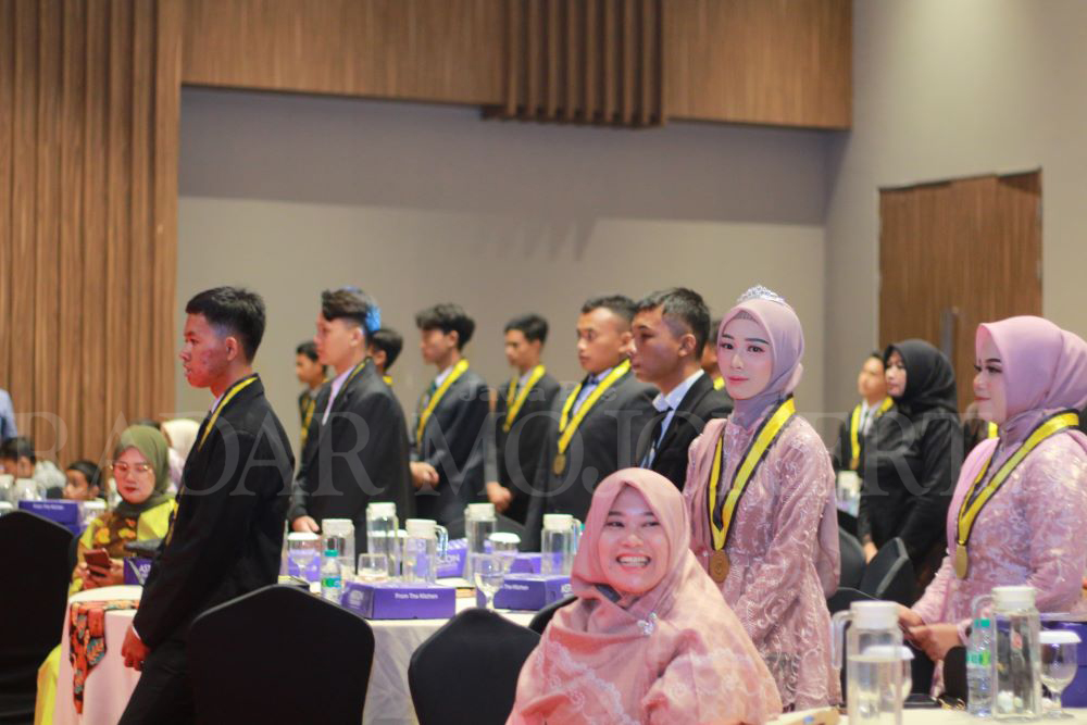 TERMOTIVASI: Siswa lulusan ke-IX SMK Mutia Ngoro menyimak motivasi dari Rektor UMSIDA.